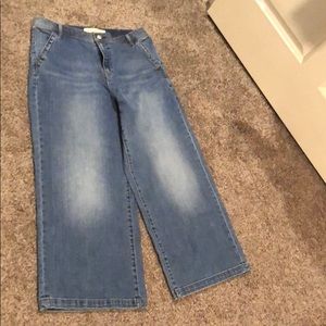Ladies jeans, cropped, wide leg, super high rise.